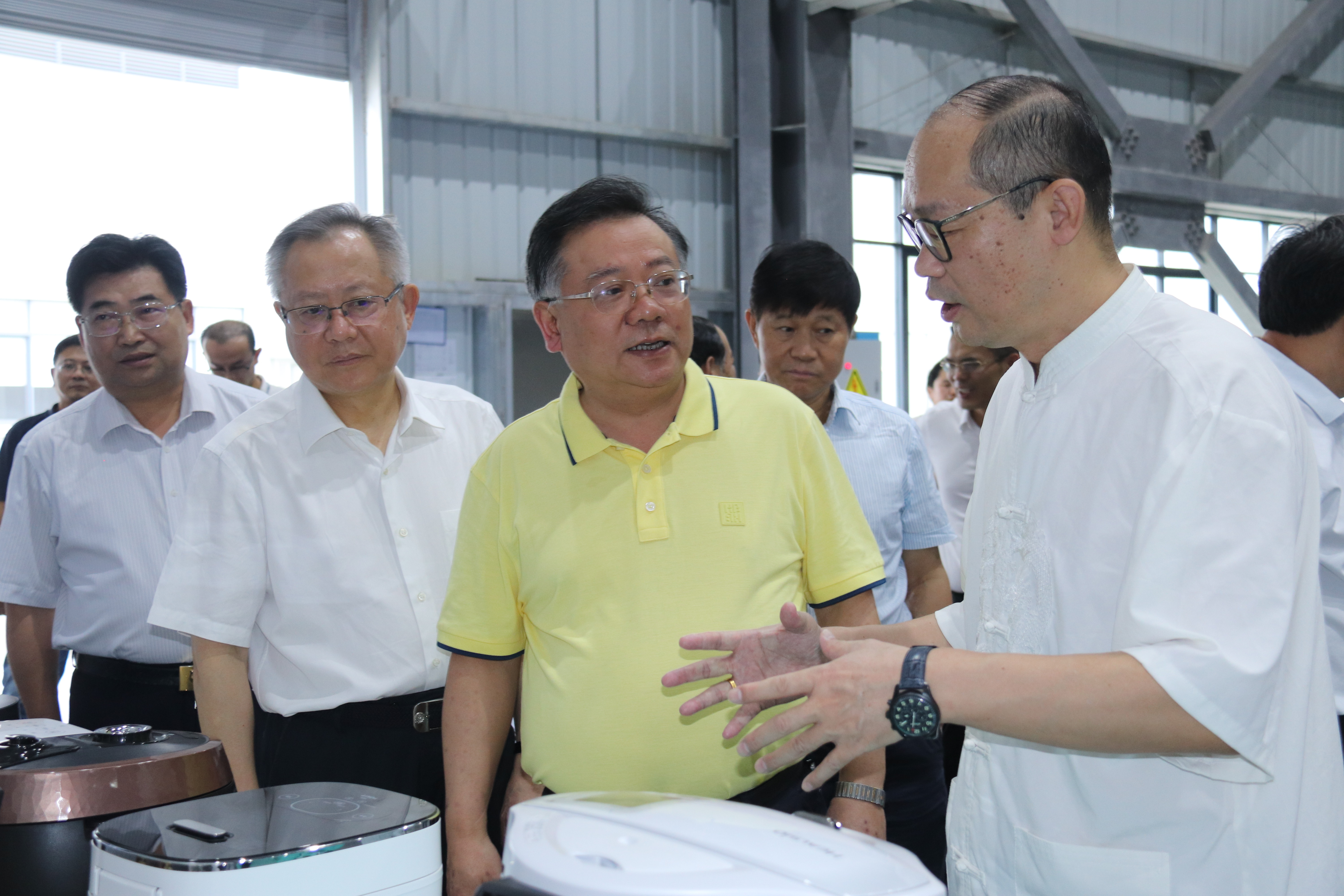 湖南省政协党组成员、副主席易鹏飞等省政协赴邵阳经开区熊猫体育
产业项目调研团一行